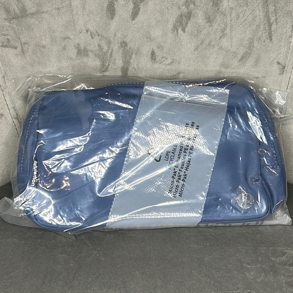 LULULEMON | ✨NEW✨ Everywhere Belt Bag Large 2L in Pitch Blue - Picture 7 of 7